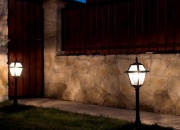 Aluminiowa lampa zewnętrzna stojąca Witraż K 5002 N z eleganckim szkłem witrażowym