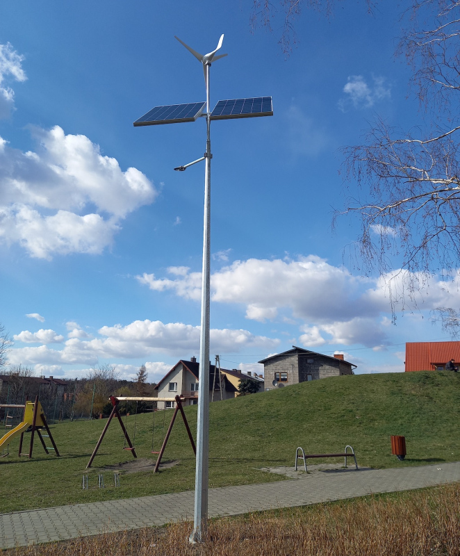 Latarnie solarno-wiatrowe przy placu zabaw w Głownie