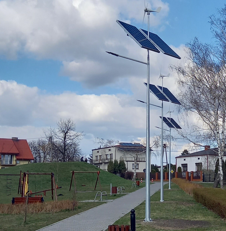 Latarnie solarno-wiatrowe przy placu zabaw w Głownie