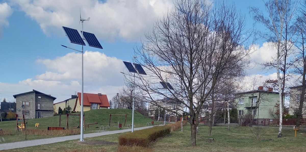 Latarnie solarno-wiatrowe przy placu zabaw w Głownie