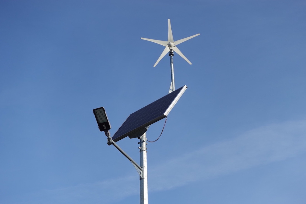 Latarnie solarno-wiatrowe na placu zabaw i siłowni w Rogowie