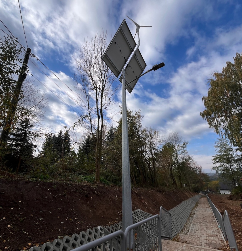 Latarnia solarno-wiatrowa na szlaku pieszym Iwanowice Dworskie