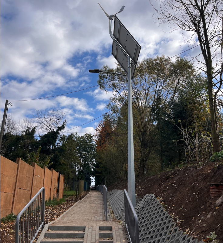 Latarnia solarno-wiatrowa na szlaku pieszym Iwanowice Dworskie