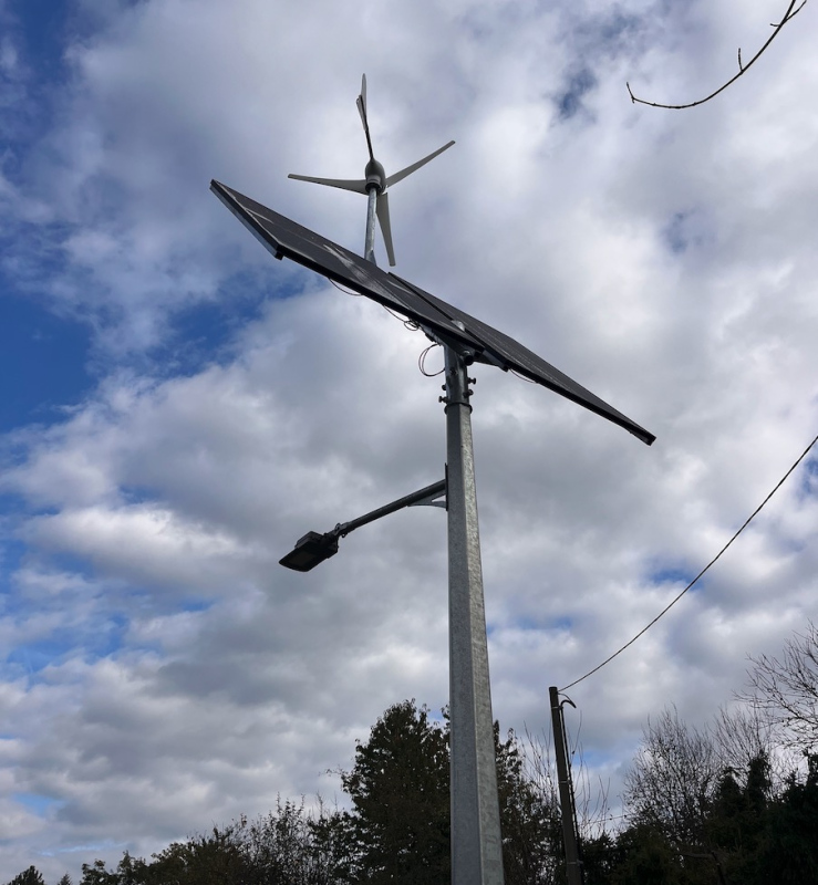 Latarnia solarno-wiatrowa na szlaku pieszym Iwanowice Dworskie