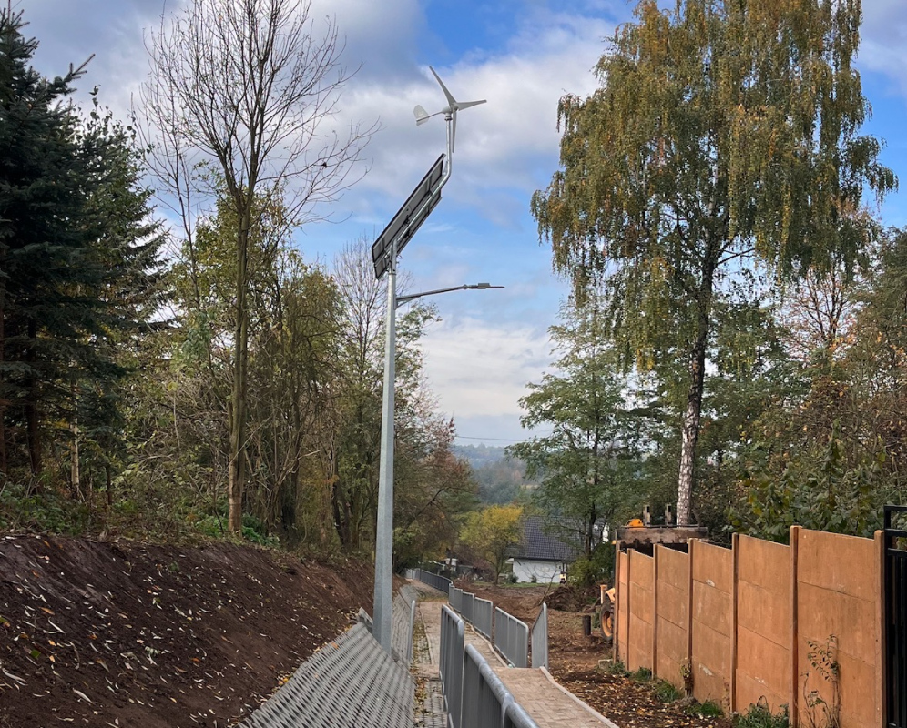 Latarnia solarno-wiatrowa na szlaku pieszym Iwanowice Dworskie