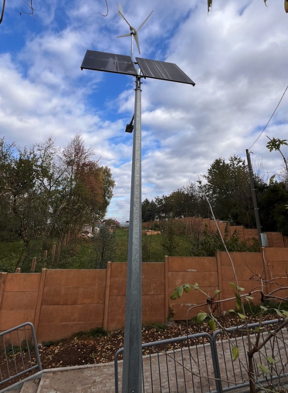 Latarnia solarno-wiatrowa na szlaku pieszym Iwanowice Dworskie