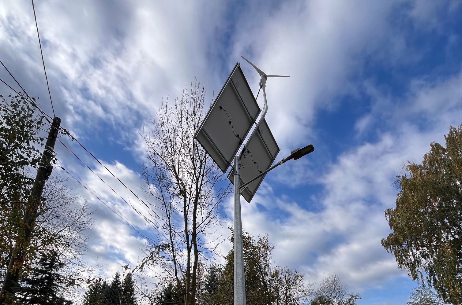 Latarnia solarno-wiatrowa na szlaku pieszym Iwanowice Dworskie