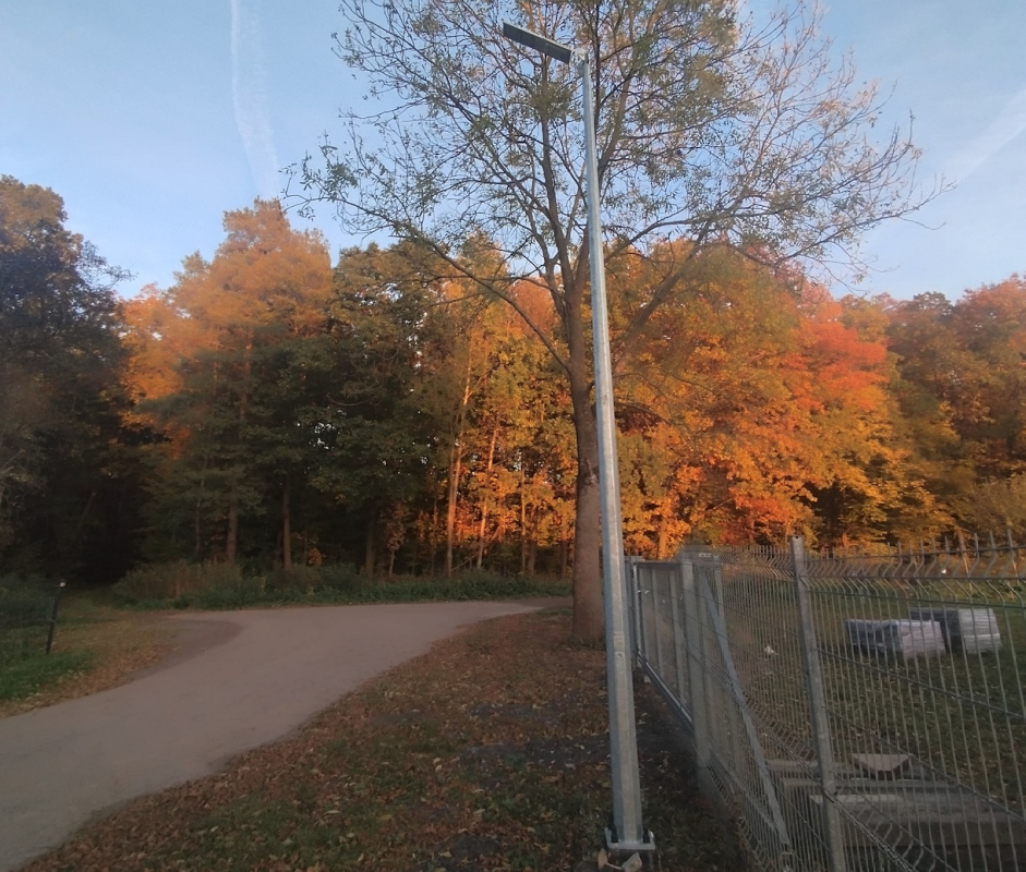 Latarnia solarna zintegrowana Police