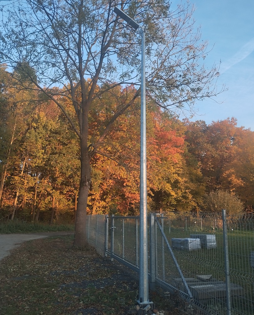 Latarnia solarna zintegrowana Police